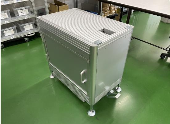 小型協働ロボット用のスリムタイプ架台