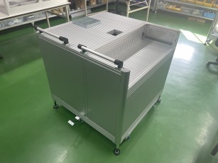 ツールチェンジャーが置ける仕様のロボット架台うんぱんマン